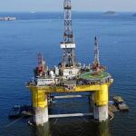 Una plataforma petrolífera en el oceáno Atlántico