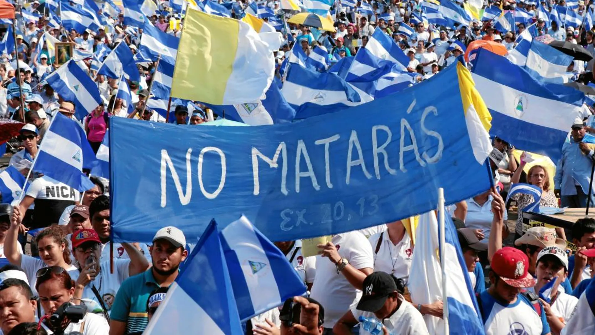 Multitudinaria marcha frente a la catedral de Managua en contra de la represión del régimen de Daniel Ortega contra los manifestantes