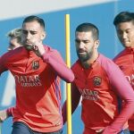 Paco Alcácer, junto a Arda en el entrenamiento de ayer