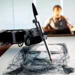 Fotografía cedida por el Centro Cultural Borges que muestra el robot dibujante Paul, creado por el francés Patrick Tresset