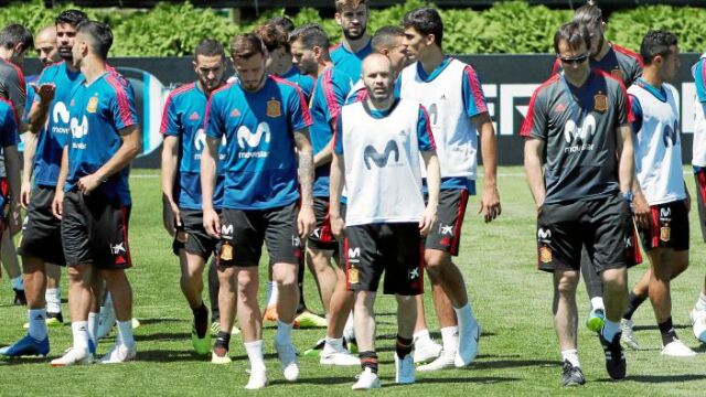 Lopetegui y los internacionales españoles durante el entrenamiento de ayer en Krasnodar