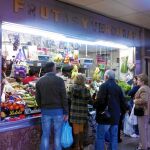 La frutería continuaba ayer su actividad normal en la calle Porto Cristo