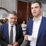El l&iacute;der socialista, ayer, con Jordi Sevilla en la presentaci&oacute;n del equipo que va a trabajar en propuestas de gobierno