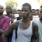 Senegaleses concentrados ayer en la fuente de Canaletes, en Barcelona, en solidaridad con su compatriota