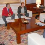 Bascuñana y Valcárcel (derecha), durante su encuentro con la Red de la Lucha contra la Pobreza y Exclusión Social y representantes de ONG de la Región