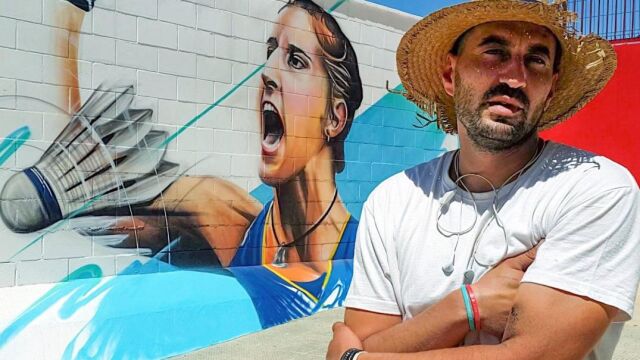 El artista de La Palma del Condado Jacobo Palos posa ante su obra / Foto: Efe