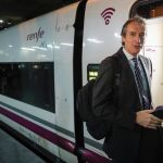 El ministro de Fomento, Íñigo de la Serna, antes de emprender viaje a Barcelona en AVE con motivo del X aniversario de la línea de alta velocidad entre Madrid y Barcelona