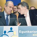 El procesado Juan María Torrealday, junto al ex lendakari Goikoetxea