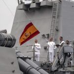El Comandante y Capitán de la fragata "Blas de Lezo", Rafael Arcos Palacios, iza la Bandera de Combate que la fragata "Blas de Lezo"