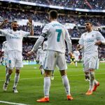 El delantero portugués del Real Madrid Cristiano Ronaldo (c), festeja su gol durante el partido contra el Deportivo Alavés