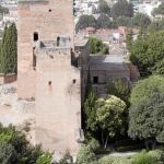La Alhambra ha iniciado el proceso de licitación de las obras de consolidación y conservación del conjunto fortificado de Torres Bermejas para adecuar este espacio, cuya formalización se atribuye a la dinastía nazarí, y poder abrirlo a la visita pública e integrarlo en los itinerarios de su entorno. La intervención tendrá un plazo aproximado de 18 meses y un presupuesto de casi 1,4 millones de euros.