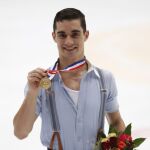 Javier Fernández muestra la medalla de oro lograda en China en 2015