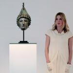 Georgiana Aitken, jefa de antigüedades de Christie's London, con la máscara