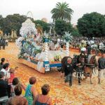 Un momento de la lucha floral que se celebra todos los meses de julio en el Paseo de la Alameda de Valencia