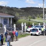 Agentes de la Guardia Civil y vecinos del pueblo en el exterior de la vivienda de la familia fallecida