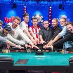 Andoni Larrabe (centro) en la mesa final de las WSOP