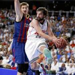 Sergio Llull trata de zafarse de Pleiss