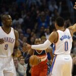 Serge Ibaka (9) celebra una canasta con Russell Westbrook