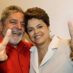 El presidente brasileño Luiz Lula da Silva, hace el signo de la victoria junto a Dilma Rousseff, presidenta del país