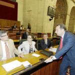 Carmen Martínez Aguayo y Manuel Recio, junto a Luis Pizarro, en un Pleno del Parlamento