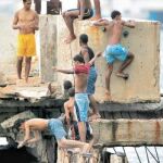 Un grupo de chicos en el Malecón de La Habana