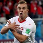 Xherdan Shaqiri celebra un gol con Suiza.