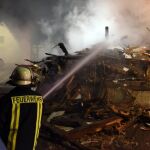 Bomberos intentan apagar las llamas en una vivienda