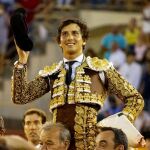 Andrés Roca Rey sale a hombros de la Plaza de Toros de Alicante / David García