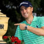 Justin Thomas, con el trofeo