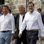 El presidente del Gobierno, Mariano Rajoy (d), que sigue de vacaciones en Galicia, ha visitado hoy Mondariz Balneario, una pequeña localidad del interior de Pontevedra, con menos de 700 habitantes, y sede de un establecimiento termal, acompañado del presidente de la Xunta, Alberto Núñez Feijóo (i), y el alcalde de la localidad, José Antonio Lorenzo.