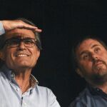 El presidente de la Generalitat y candidato numero 4 por 'Junts pel Sí', Artur Mas (i) y el candidato número 5 y presidente de ERC, Oriol Junqueras(d)