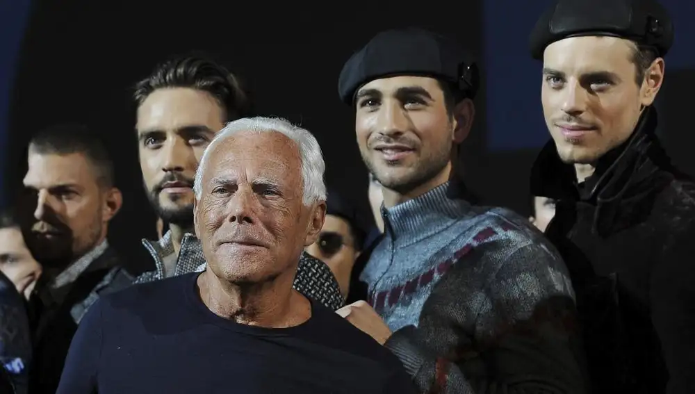 El diseñador italiano Giorgio Armani (c) tras presentar su la colección masculina para la temporada otoño/invierno 2012-2012 en la Semana de la Moda Masculina de Milán (Italia)