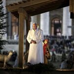 El Papa Francisco visita el Portal en la Plaza de San Pedro.