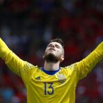 De Gea levanta los brazos al terminar el encuentro ante Chequia