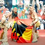 Los madrileños han sido los primeros en fotografiarse con la Copa del Mundo lograda en el Mundial de Suráfrica, que recorrerá el resto del país