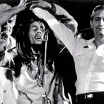 Bob Marley logró unir las manos de los dos rivales políticos Michael Manley (al fondo) y Edward Seaga (junto a él) en un concierto