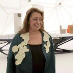 La arquitecta británica de origen iraquí Zaha Hadid, fotografiada frente a "Mesa", creación conjunta con Patrik Schumacher, en el museo Vitra de Weil am Rhein, Alemania