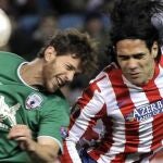 El delantero colombiano del At. de Madrid, Radamel Falcao (d), remata ante un defensa del Rubin Kazan, durante el encuentro correspondiente a la ida de los dieciseisavos de final de la Liga Europa, que disputan esta noche en el estadio Vicente Calderón en Madrid. EFE / Kiko Huesca.