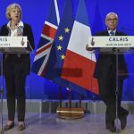 El ministro del Interior galo, Bernard Cazeneuve (i), y su homóloga británica, Theresa May, durante una rueda de prensa conjunta tras la firma de nuevo acuerdo bilateral