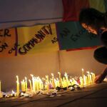 Un hombre enciende una vela en memoria de las victimas del ataque en la discoteca gay en Orlando.