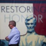 El comentarista conservador Glenn Beck reza sobre la escalinata del monumento a Lincoln durante una concentración convocada por él mismo bajo el lema "Restaurando el honor"en Washington DC., Estados Unidos, hoy 28 de agosto de 2010.