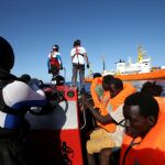Inmigrantes en una lancha son rescatados por el barco “Aquarius” de la ONG SOS Mediterranee. REUTERS/Tony Gentile/File Photo