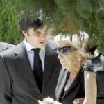 Mercedes Junco junto a su nieto
