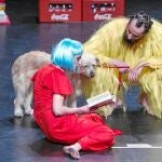 CONTRA LA OPRESIÓN. Liddell y Sindo Puche, en «Ping Pang Qiu», el nuevo espectáculo de la dramaturga