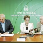 Francisco Carbonero, de CC OO, Carmen Martínez Aguayo, y Dionisio Valverde, de UGT-A, el día que fueron abucheados por la firma del decreto