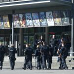 Efectivos de la policía alemana ante la entrada de los cines