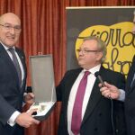 Jesús Julio Carnero momentos antes de pronunciar el pregón de las Águedas en el Centro Castellanos y Leónes de Barcelona, con su presidente, Juan Santiago Valea