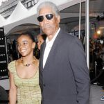 Freeman, junto a su nieta en una presentación