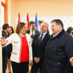 La consejera Milagros Marcos muestra el proyecto al presidente de Seiasa, Joaquín Rodríguez; el de la Comunidad de Regantes del Canal de Pollos, Rafael Santos; y el de la Diputación de Valladolid, Jesús Julio Carnero