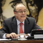 Luis María Linde, gobernador del Banco de España, durante su comparecencia en la Comisión del Senado